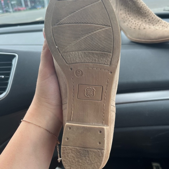 Adorable beige booties!! - Picture 4 of 6